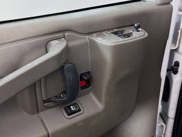 2022 Chevrolet Express Passenger 3500 1LS