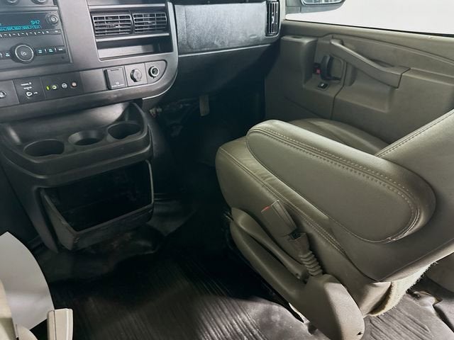2022 Chevrolet Express Passenger 3500 1LS