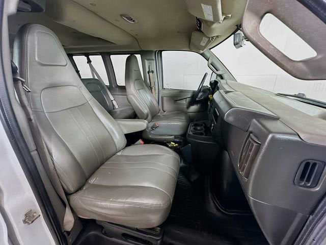 2022 Chevrolet Express Passenger 3500 1LS