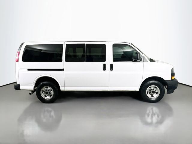 2022 Chevrolet Express Passenger 3500 1LS
