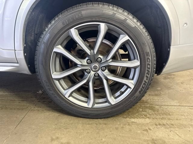 2016 Volvo XC90 T6 Momentum